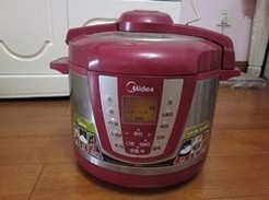 4、酸甜排骨,熟后的排骨捞出沥干汤汁。平底锅中倒油（与炒菜的油量差不多），中小火将排骨煎至微微上色；