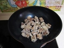 5、酸甜排骨,转小火，调入生抽、番茄酱、白糖、醋、盐炒匀，使每根排骨都均匀裹上酱汁。出锅后撒上熟白芝麻。