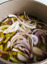 3、葱油酥香干拌面,锅中放入洋葱细丝,入色拉油后开中小火慢炸