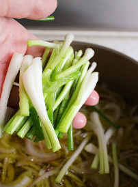 4、葱油酥香干拌面,至锅中起小泡后再加入葱白段+蒜片,炸约1分钟