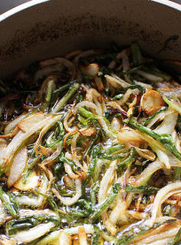 6、葱油酥香干拌面,炸至所有的辛香葱料都泛深金黄即关火