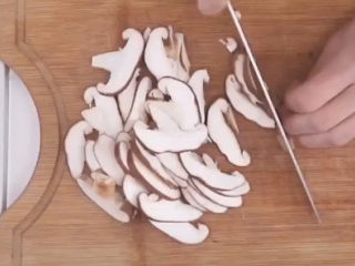 1、香菇滑鸡粥,香菇清洗干净，切成片备用