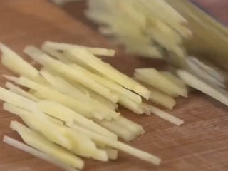 2、香菇滑鸡粥,姜切丝备用