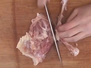3、香菇滑鸡粥,鸡腿竖划一刀，剃掉鸡骨头