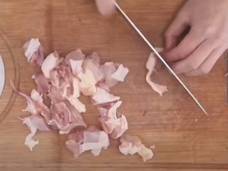 4、香菇滑鸡粥,切成小块