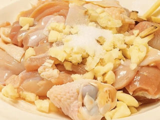 5、香菇滑鸡粥,鸡肉加姜丝，蒜，料酒去腥