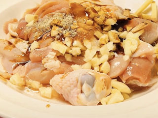 6、香菇滑鸡粥,再加少许盐，胡椒粉，生抽提味