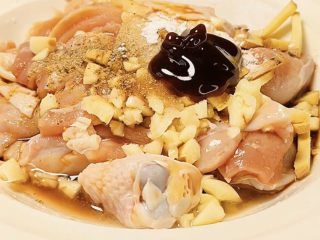 7、香菇滑鸡粥,再来一点蚝油增鲜，一点生粉抓匀，保证肌肉嫩滑