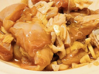 8、香菇滑鸡粥,搅拌均匀，加一点花生油搅拌均匀