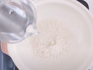 10、香菇滑鸡粥,大米提前用水泡软，淘洗干净后，倒入砂锅，加入清水，开大火煮开。盖上盖转小火，焖25分钟