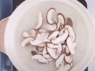 11、香菇滑鸡粥,加入切好的香菇