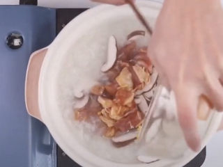 12、香菇滑鸡粥,加入腌制好的鸡肉