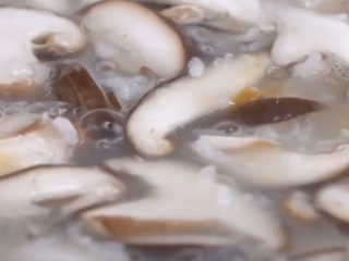 13、香菇滑鸡粥,搅拌均匀，再煮5分钟