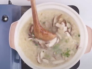15、香菇滑鸡粥,撒点葱花，好喝的香菇滑鸡粥就完成了