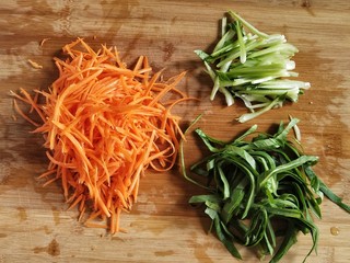 2、鸡蛋炒粉丝,趁这个时间里把胡萝卜，青菜切丝，青菜的根部和叶子分开