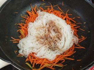 6、鸡蛋炒粉丝,下粉丝，再淋上酱油，用筷子将它划散