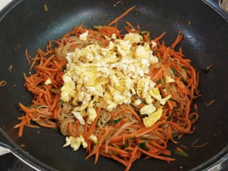 8、鸡蛋炒粉丝,出锅前加入炒好的鸡蛋即可