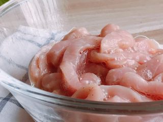 2、糖醋里脊,搅拌均匀，腌制20分钟