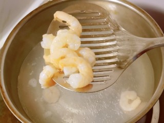 3、蔬菜虾仁粥,虾仁挑出虾线  焯水捞出备用