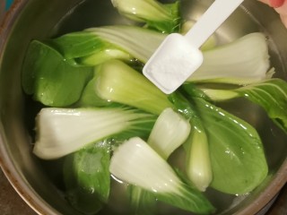 4、蔬菜虾仁粥,青菜清洗干净  汆水备用  水中加2克盐