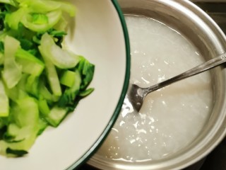 7、蔬菜虾仁粥,放入青菜