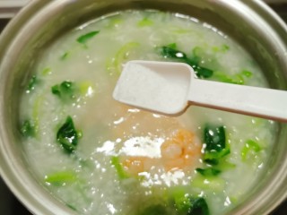 12、蔬菜虾仁粥,放入盐调味