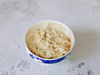 6、快手早餐～虾仁时蔬面疙瘩,面粉分次加入水，一边用筷子搅拌成絮状即可。