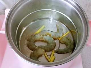 8、快手早餐～虾仁时蔬面疙瘩,起油锅，加入腌制过的虾仁煸炒，炒至变色盛出备用。