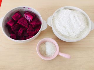 1、火龙果馒头,准备好所有食材。