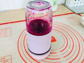 3、火龙果馒头,打成果泥。