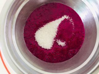 4、火龙果馒头,加入白糖和酵母。