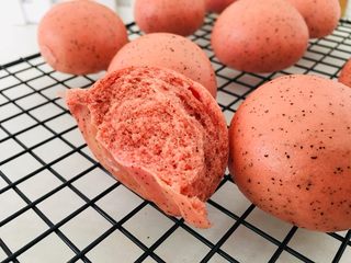 16、火龙果馒头,焖两三分钟揭盖。