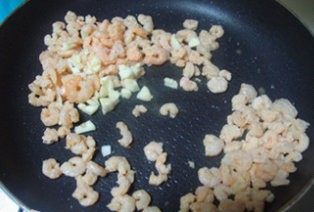 7、意式虾仁玉米粥,放入蒜炒出香味