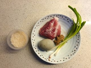 1、皮蛋瘦肉粥,准备食材。