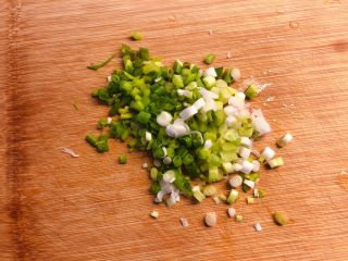 2、皮蛋瘦肉粥,切葱花。