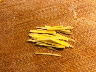 3、皮蛋瘦肉粥,姜去皮切丝。