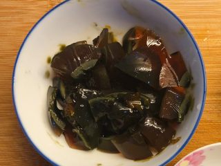 4、皮蛋瘦肉粥,皮蛋去壳切小块。