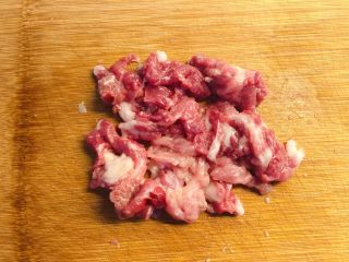 5、皮蛋瘦肉粥,瘦肉切薄片。