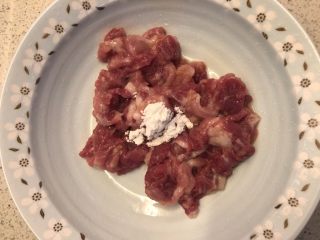 6、皮蛋瘦肉粥,加盐糖料酒搅拌均匀后上一层淀粉腌制半小时。