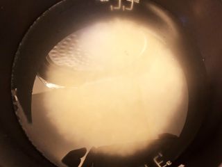 7、皮蛋瘦肉粥,大米下锅，按平常煮粥的量加水。再放入适量盐。