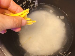 8、皮蛋瘦肉粥,加入姜丝。
