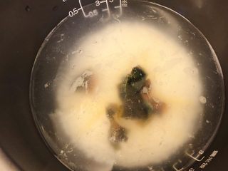 9、皮蛋瘦肉粥,加入一半的皮蛋粒。