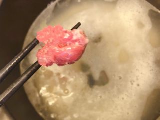 10、皮蛋瘦肉粥,煮半小时后加入肉片。