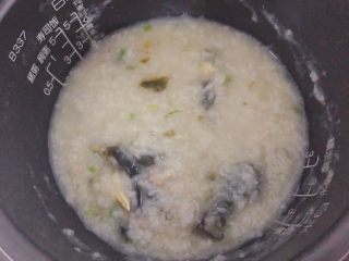 11、皮蛋瘦肉粥,起锅前10分钟，加入剩下的皮蛋，撒入适量葱花。