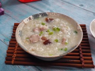 12、皮蛋瘦肉粥,舀起后再在粥表面撒葱花，上桌。