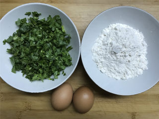 2、茼蒿鸡蛋饼,准备好材料，茼蒿切成小段。