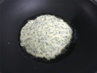 7、茼蒿鸡蛋饼,倒入适量面糊摊均匀。
