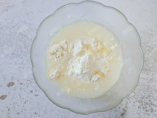 1、糖酥饼,先做油皮面团。将200g面粉和20g油放入大碗中，倒入120g热水，边倒边用筷子搅拌