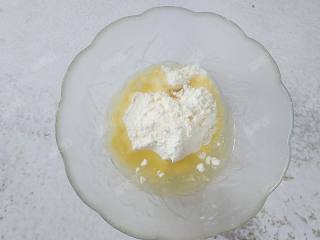 6、糖酥饼,做油酥。将100g面粉和50g油放入碗中