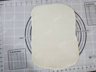 11、糖酥饼,擀成大片，可以用高筋面粉防粘